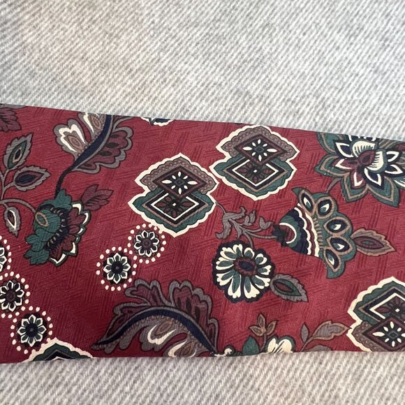 🍁Canadian Made Silk Elegance: Club International Tie Exquisite 100% Silk🍁 - Picture 2 of 5